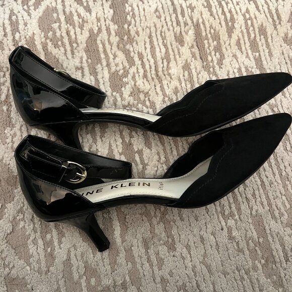 Anne Klein Scalloped Black Kitten Heels - Picture 5 of 8